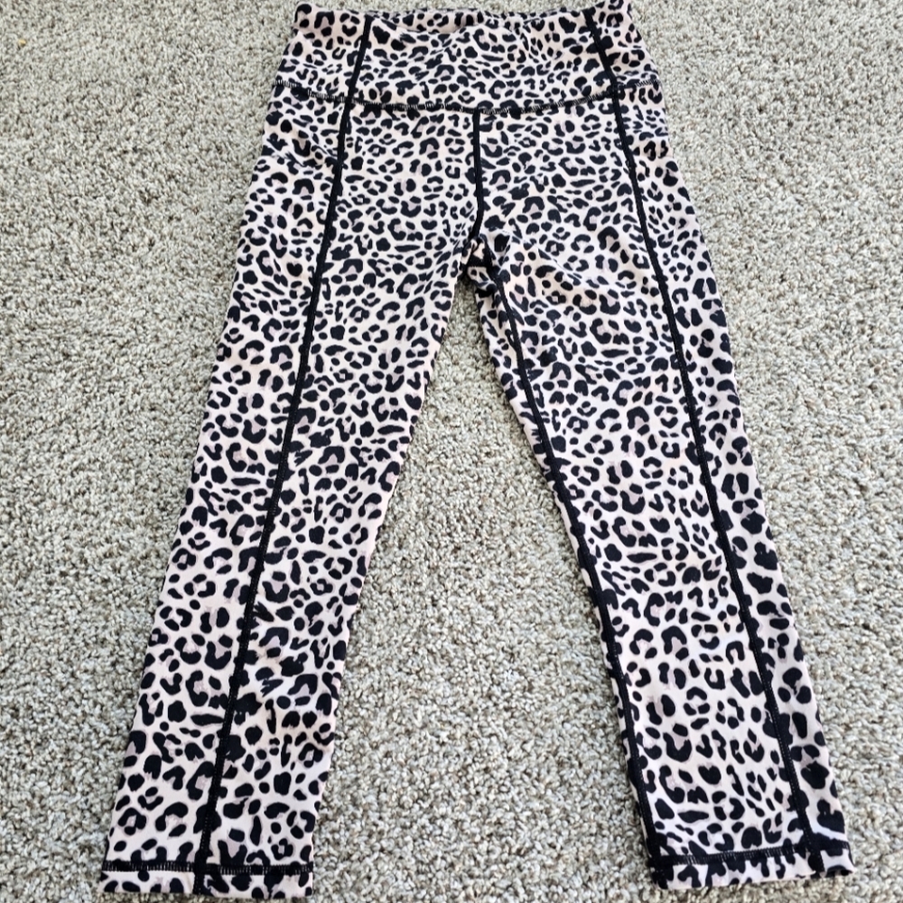 Promover below the knees leopard print workout / yoga pants.